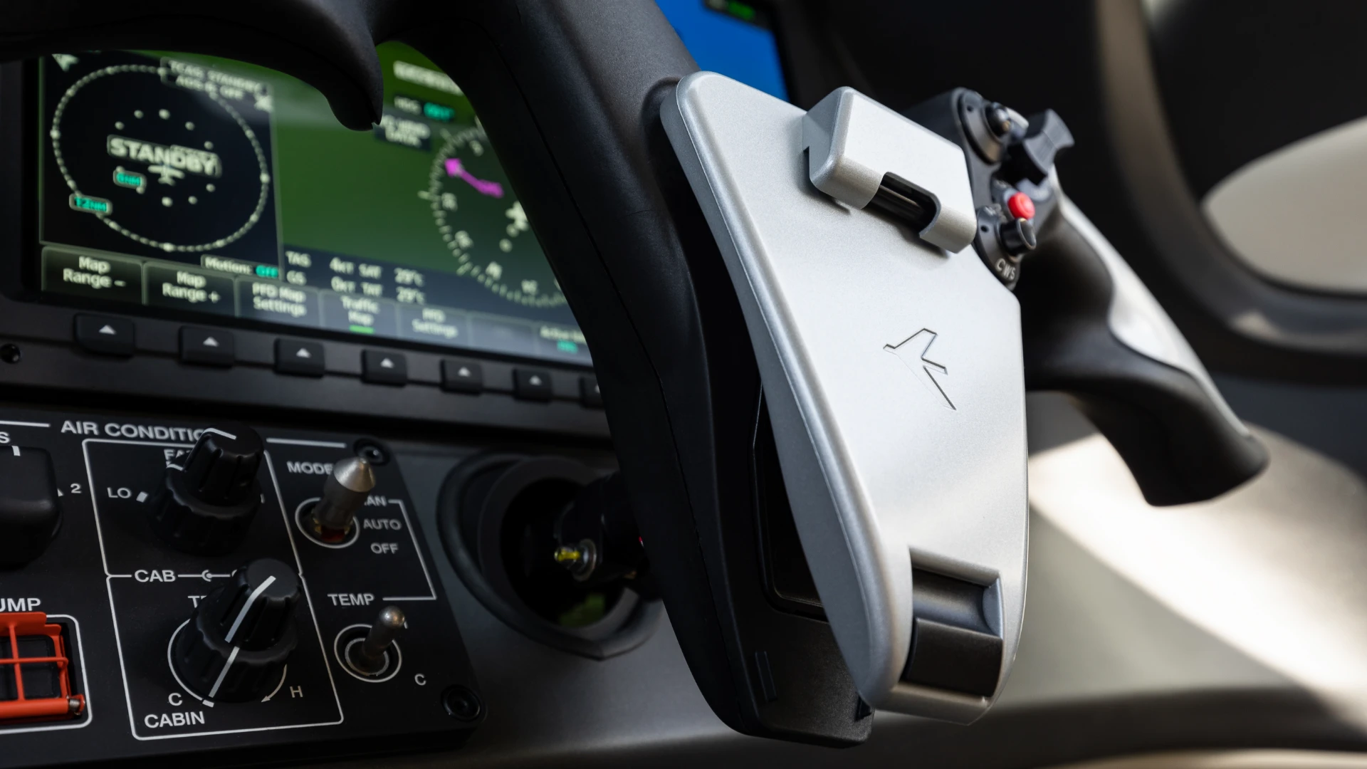 Phenom 300E - Technology.webp